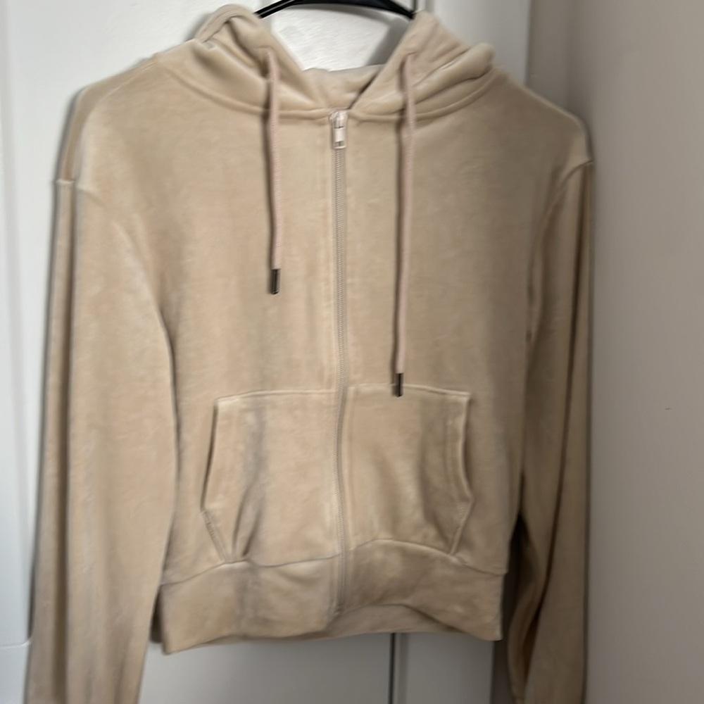 refuge athletic.
size small.
beige velvet sweat suit. never worn. new. - Picture 3 of 4